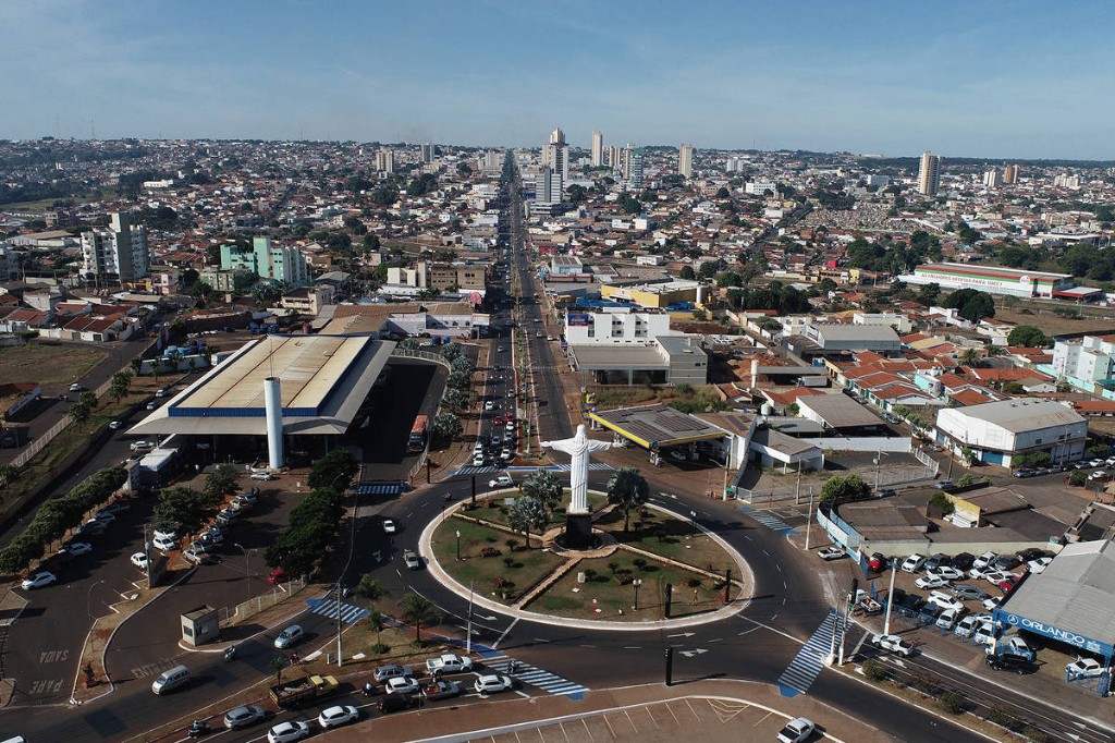 Vista aérea da Avenida Presidente Vargas e da Rodoviária de Rio Verde, GO