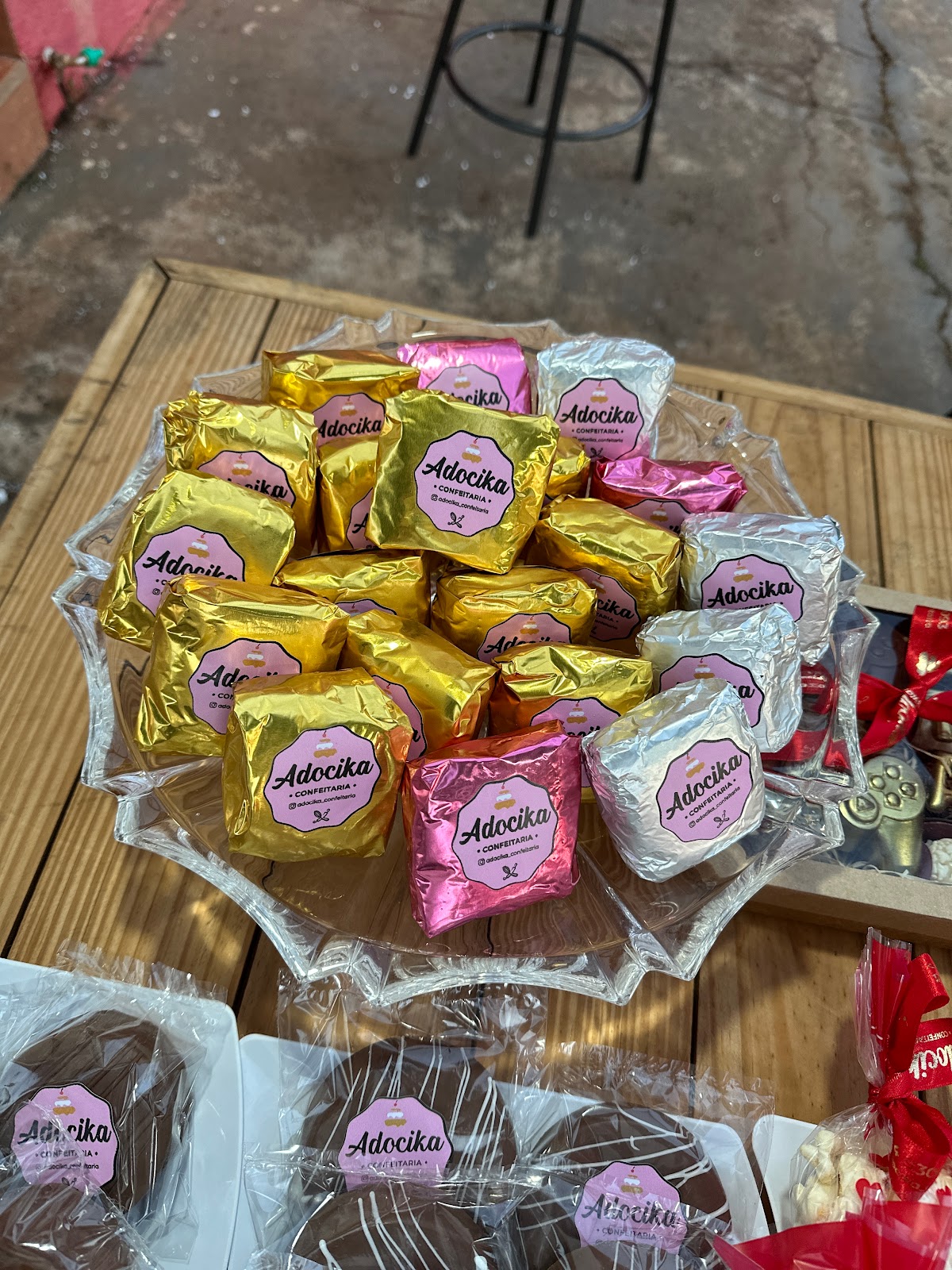 Logotipo da Adocika Confeitaria em Rio Verde - GO
