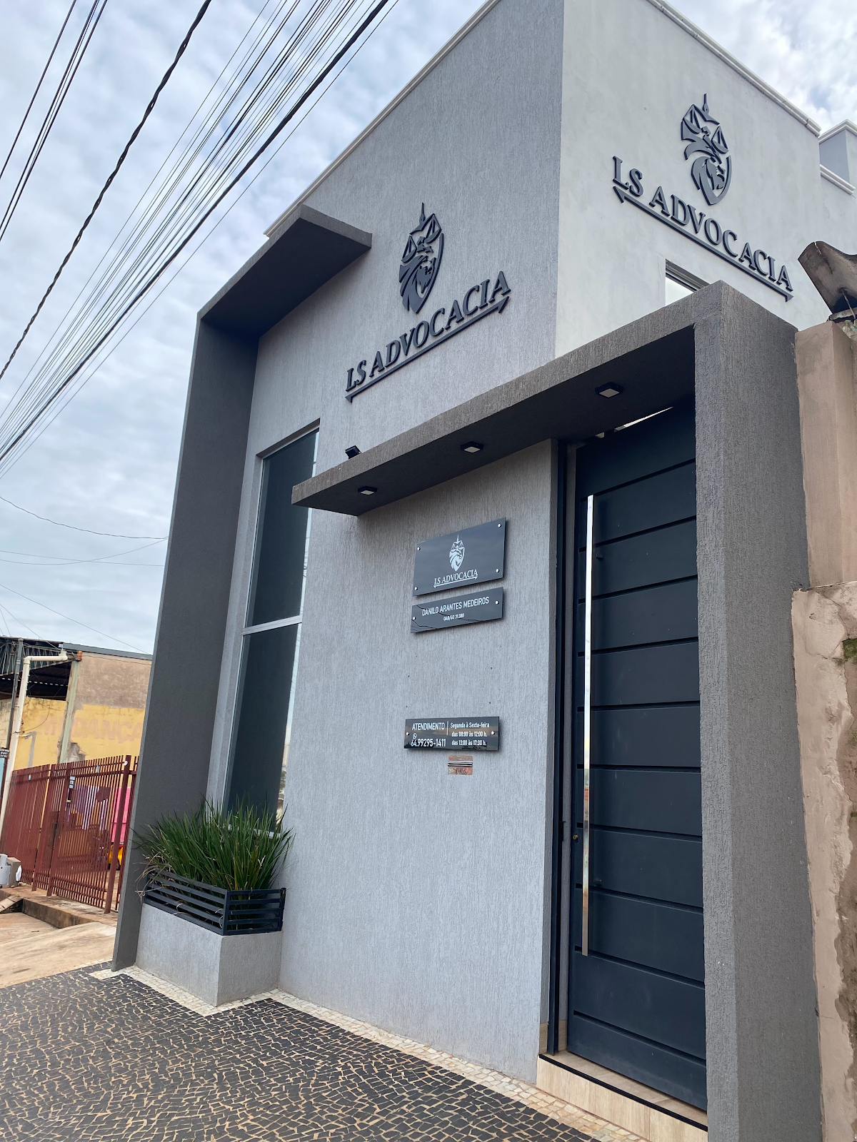 Logotipo da Danilo Medeiros - Advogado I Advocacia Especializada - Benefícios Previdenciários INSS e Fraudes Bancárias em Rio Verde - GO