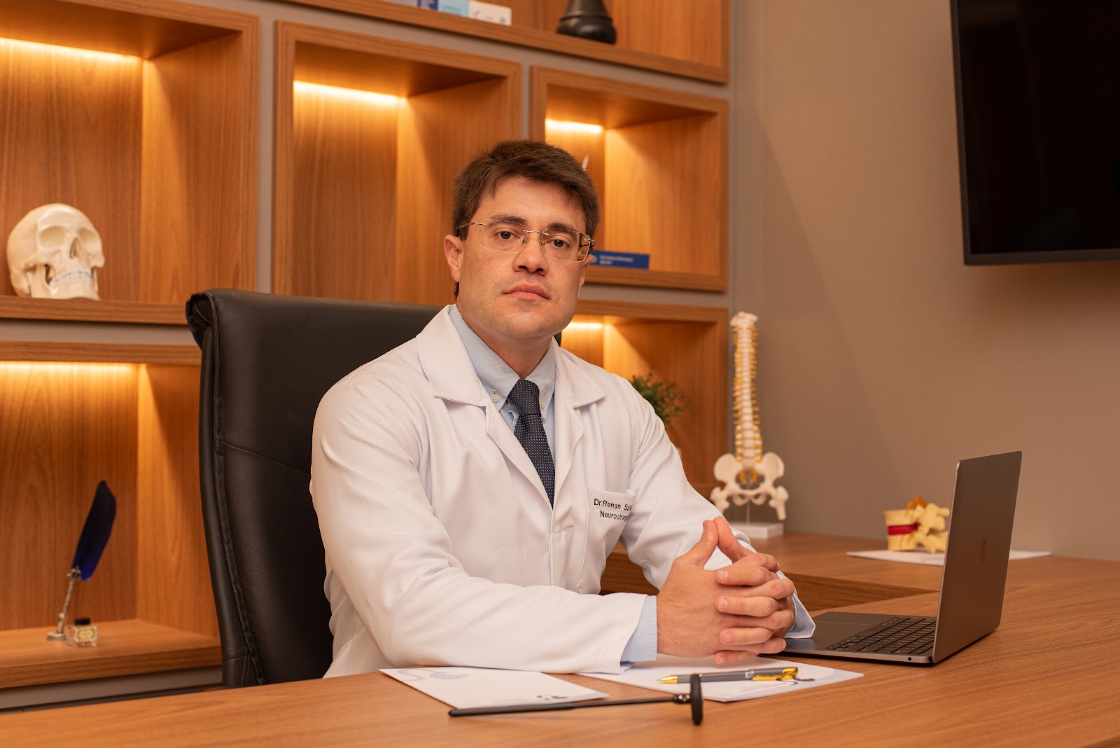 Logotipo da Dr. Renan Salomão - Neurocirurgião em Rio Verde | Cirurgia da coluna em Rio Verde - GO