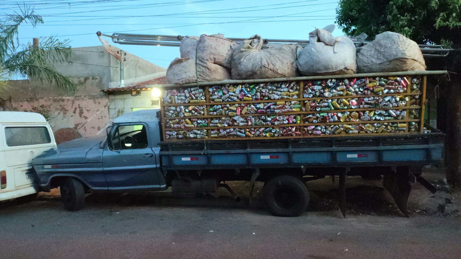 Logotipo da VJ Reciclagem em Rio Verde - GO