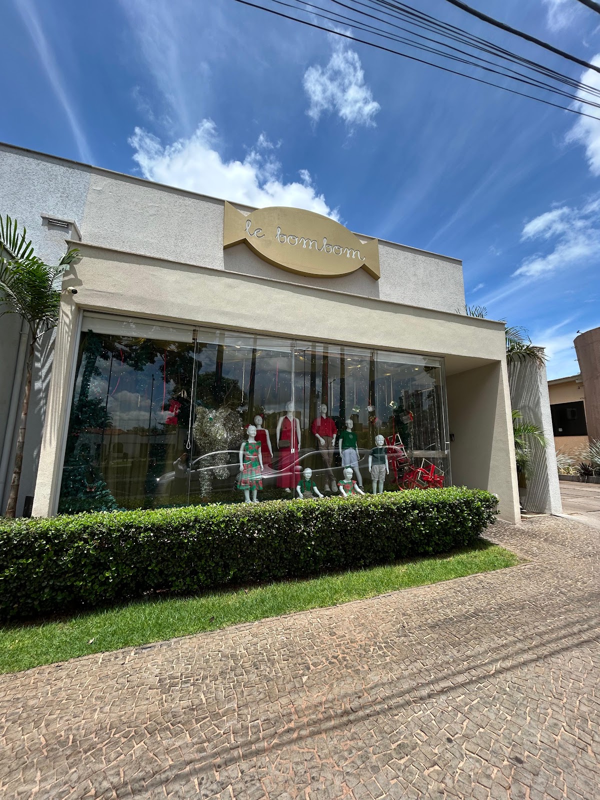 Logotipo da Le Bombom - Moda infantil ao Adulto em Rio Verde - GO