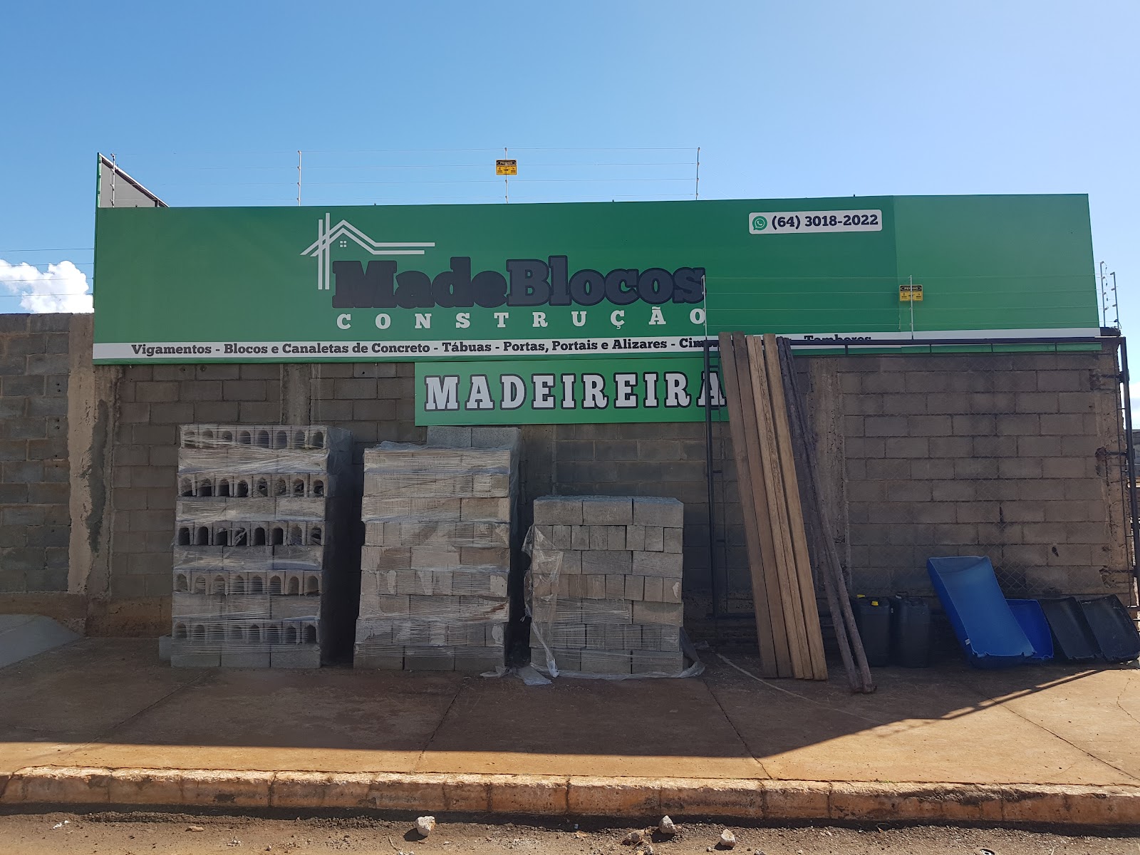 Logotipo da MadeBlocos Construção Madeireira em Rio Verde - GO