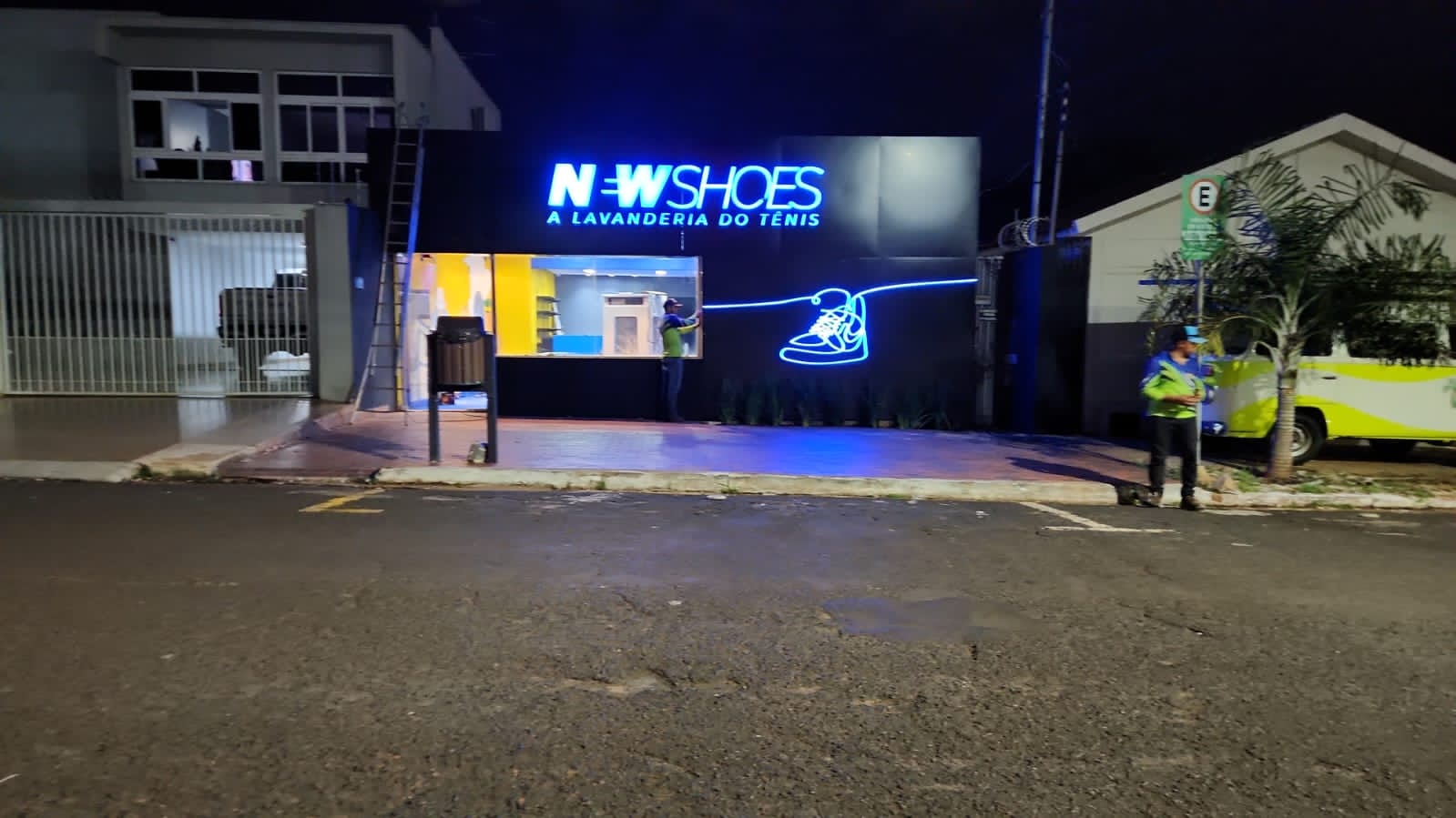 Logotipo da New Shoes - A lavanderia do tênis em Rio Verde - GO